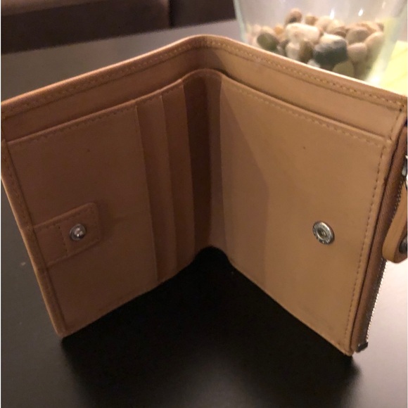 COACH TAN LEATHER SMALL WALLET EUC RETAILS $50 (CAMARILLO) - Picture 6 of 17